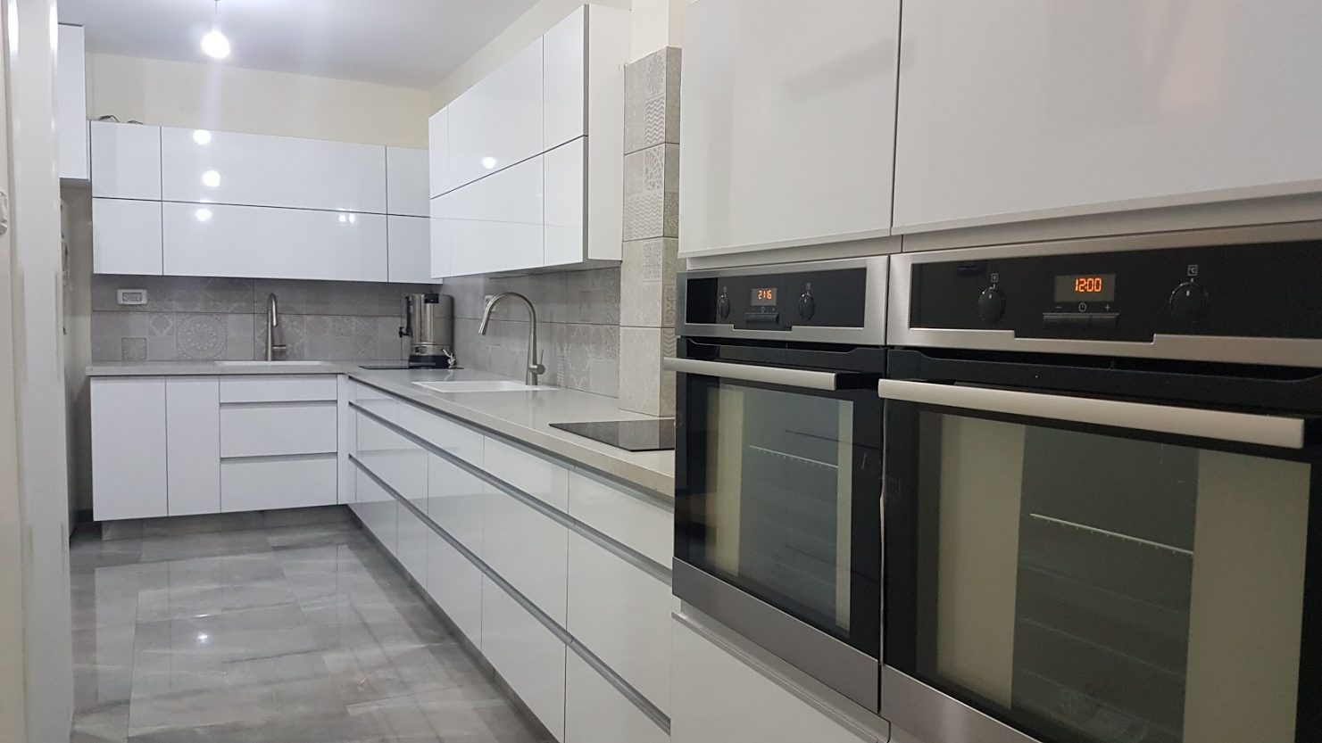 מטבח בגווני אפור לבן