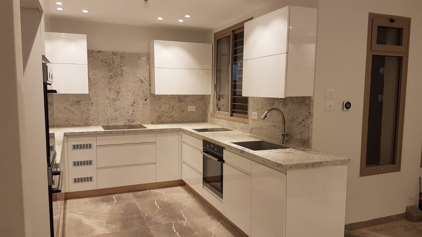 מטבח בגווני חום לבן