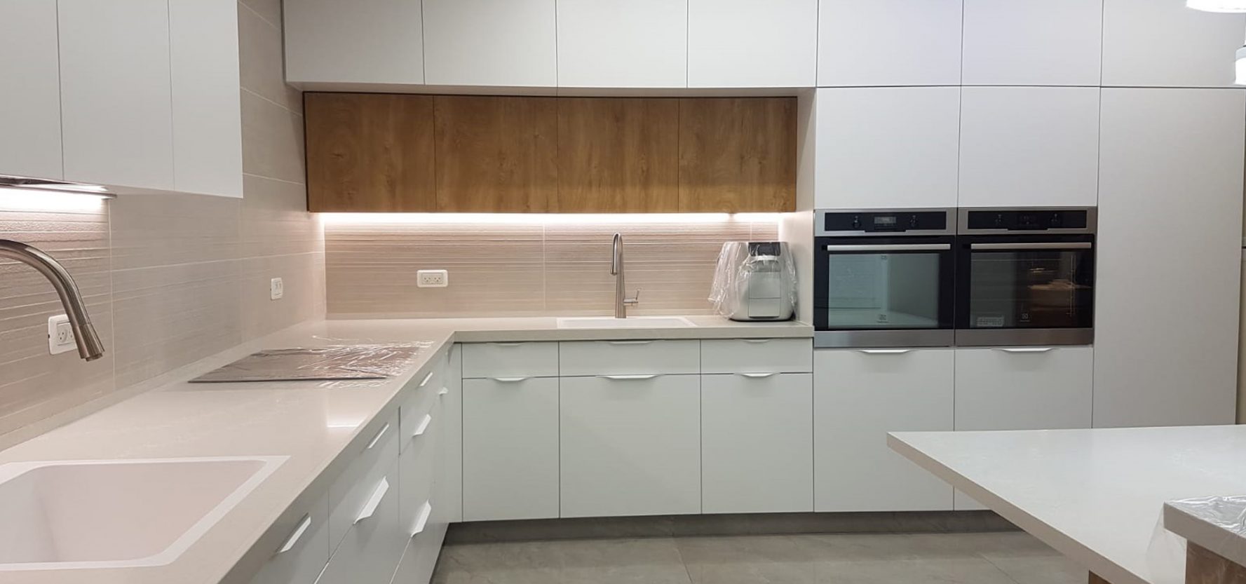 מטבח לבן בשילוב עץ