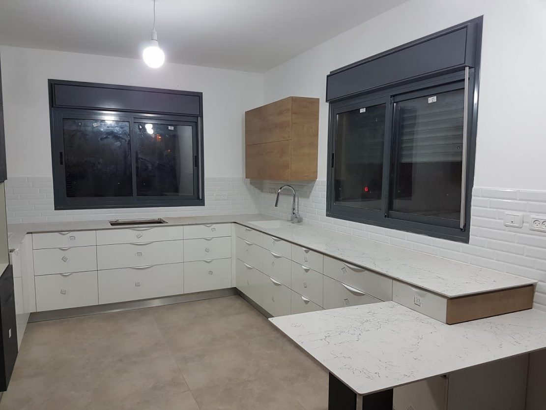 מטבח בגוון שחור לבן