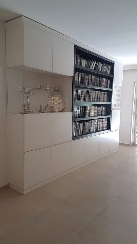 ספרית גבס בשילוב עץ